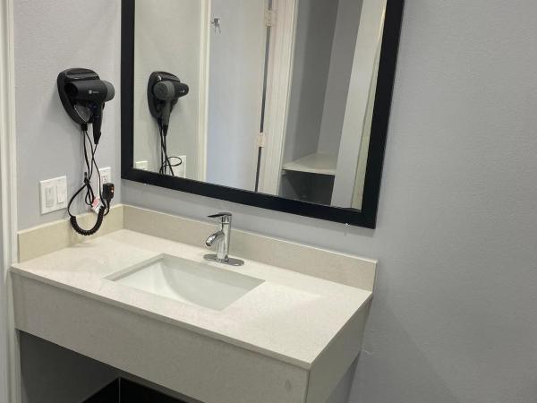 Airway Inn - IAH Airport : photo 3 de la chambre chambre lit king-size