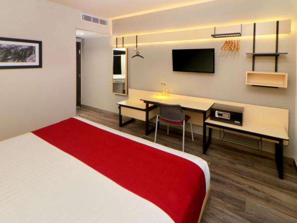 City Express Plus by Marriott Puerto Vallarta : photo 2 de la chambre chambre lit king-size
