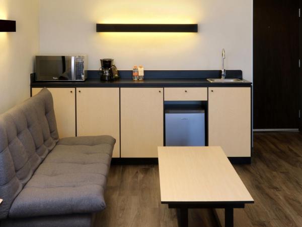 City Express Plus by Marriott Puerto Vallarta : photo 5 de la chambre chambre lit king-size supérieure avec canapé-lit