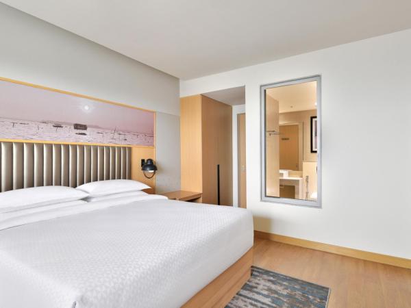 Four Points by Sheraton Kochi Infopark : photo 6 de la chambre suite junior avec accès au salon exécutif