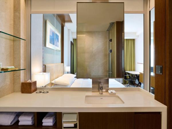 Courtyard By Marriott Seoul Times Square : photo 5 de la chambre chambre lit king-size de luxe 1