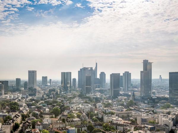 Frankfurt Marriott Hotel : photo 4 de la chambre chambre lit king-size - Étage supérieur - vue sur toits