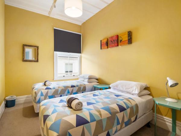 Verandahs Parkside Lodge : photo 1 de la chambre chambre lits jumeaux avec salle de bains commune