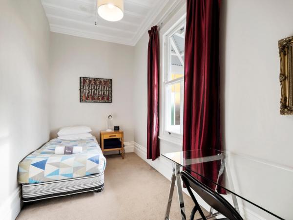 Verandahs Parkside Lodge : photo 2 de la chambre chambre simple avec salle de bains commune