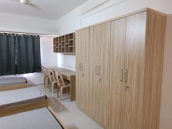 Torrent coliving : photo 3 de la chambre chambre triple avec salle de bains privative