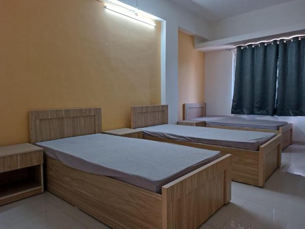 Torrent coliving : photo 2 de la chambre chambre triple avec salle de bains privative