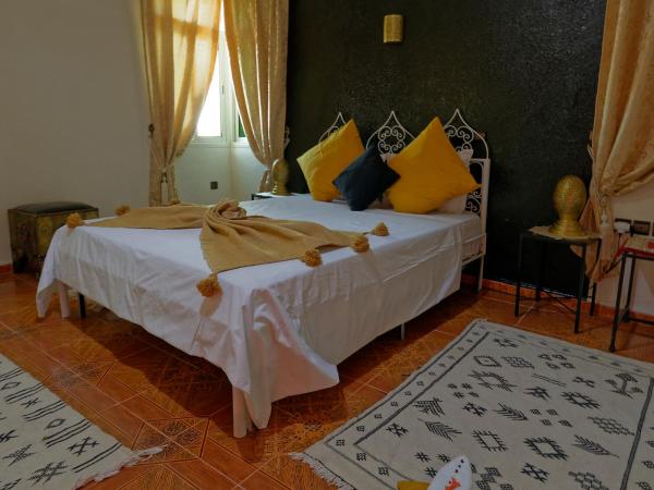 Riad Parfums de OUARZAZATE : photo 9 de la chambre chambre familiale avec salle de bains