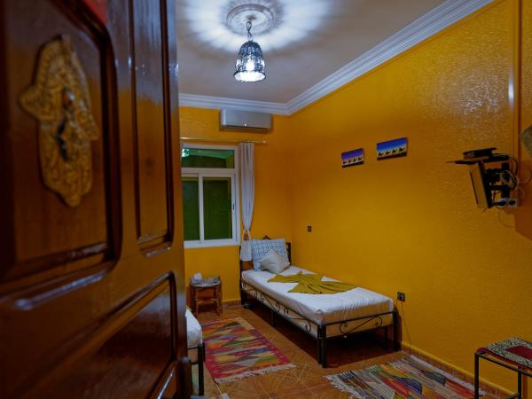 Riad Parfums de OUARZAZATE : photo 10 de la chambre chambre familiale avec salle de bains