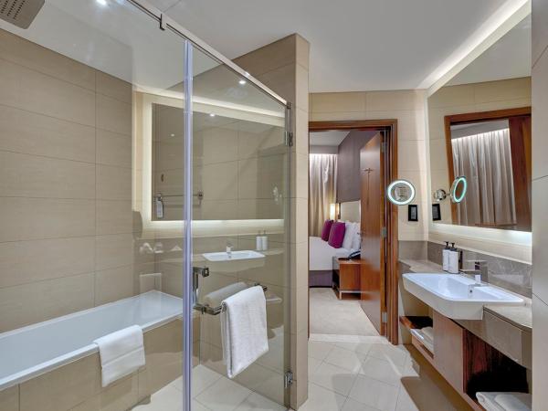 Crowne Plaza Muscat OCEC, an IHG Hotel : photo 3 de la chambre suite junior - vue sur ville 