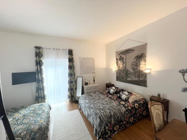 Chambres d'hôtes Les Carmélites : photo 1 de la chambre chambre quadruple avec salle de bains