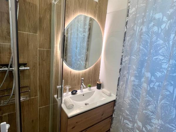 Chambres d'hôtes Les Carmélites : photo 5 de la chambre chambre quadruple avec salle de bains