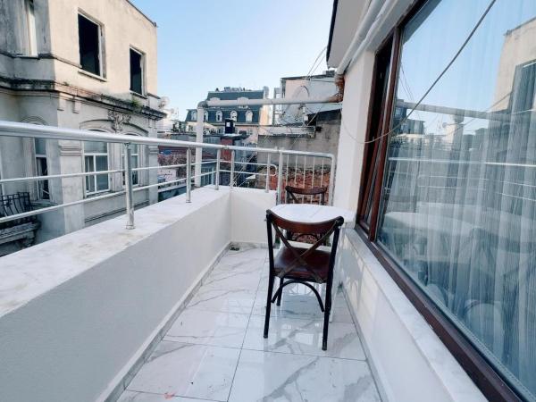 Taksim Centre Hotel : photo 5 de la chambre chambre lit king-size avec balcon