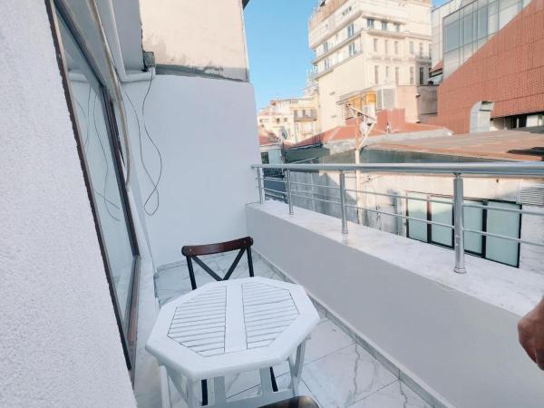 Taksim Centre Hotel : photo 10 de la chambre chambre lit king-size avec balcon