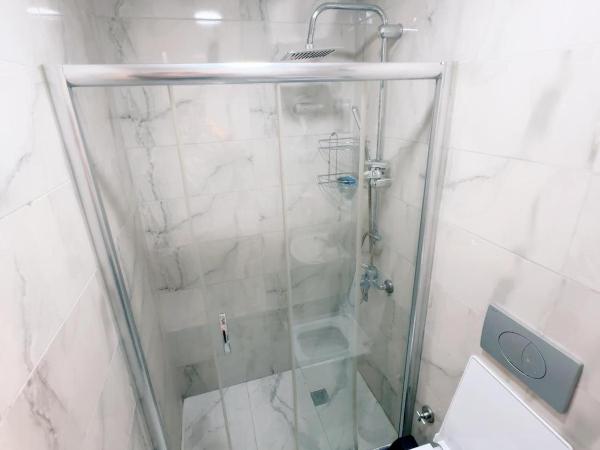 Taksim Centre Hotel : photo 3 de la chambre chambre lit king-size avec balcon