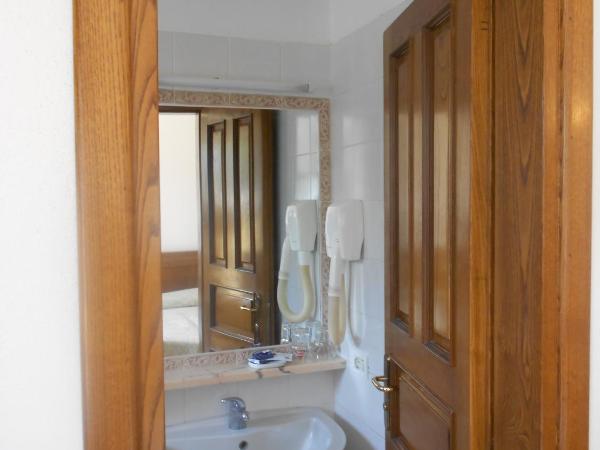 Villa Angela Hotel & Spa : photo 4 de la chambre chambre triple