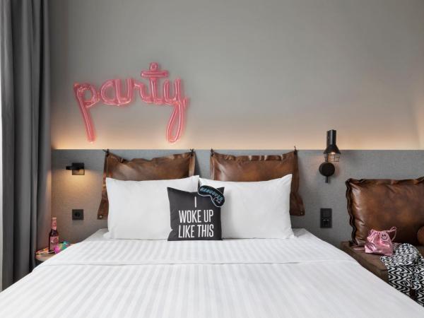 Moxy Duesseldorf City : photo 5 de la chambre chambre lit queen-size moxy - vue sur ville