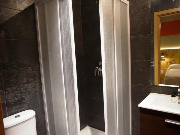 Far Home Atocha : photo 1 de la chambre chambre double avec salle de bains