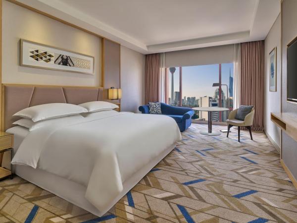 Sheraton Imperial Kuala Lumpur Hotel : photo 4 de la chambre chambre lit king-size - vue sur ville
