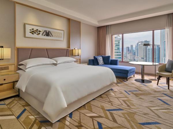 Sheraton Imperial Kuala Lumpur Hotel : photo 4 de la chambre chambre lit king-size avec accès au salon club - vue sur ville