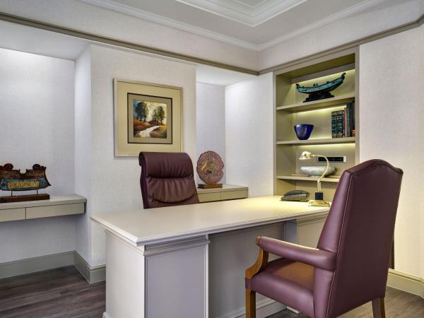 Sheraton Imperial Kuala Lumpur Hotel : photo 8 de la chambre suite lit king-size impériale avec accès au salon club - vue sur ville