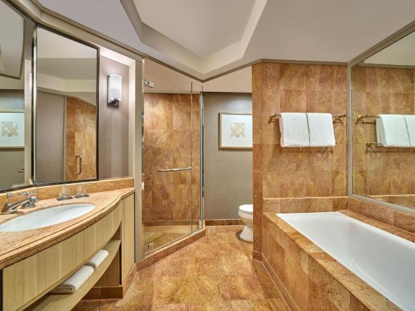 Sheraton Imperial Kuala Lumpur Hotel : photo 8 de la chambre chambre lit king-size - vue sur ville