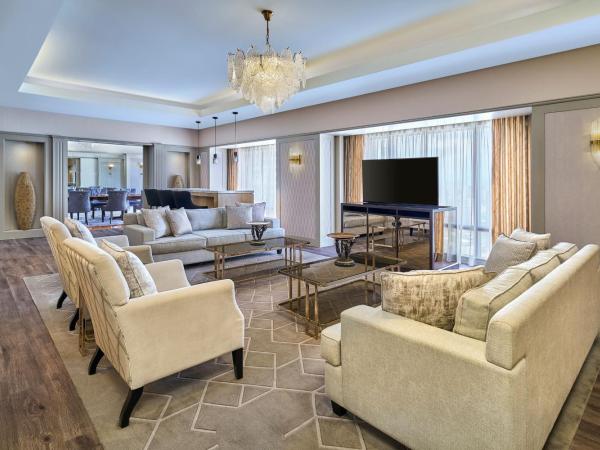 Sheraton Imperial Kuala Lumpur Hotel : photo 2 de la chambre suite lit king-size impériale avec accès au salon club - vue sur ville