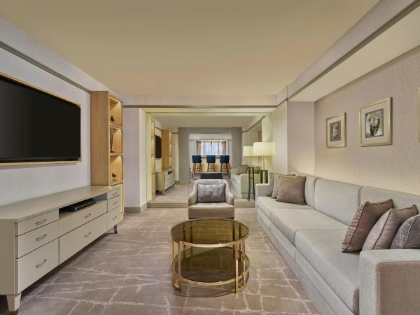 Sheraton Imperial Kuala Lumpur Hotel : photo 6 de la chambre suite lit king-size impériale avec accès au salon club - vue sur ville