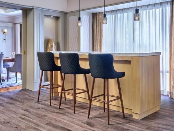 Sheraton Imperial Kuala Lumpur Hotel : photo 10 de la chambre suite lit king-size impériale avec accès au salon club - vue sur ville