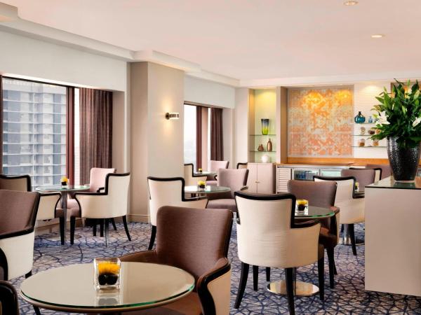 Sheraton Imperial Kuala Lumpur Hotel : photo 9 de la chambre chambre lit king-size avec accès au salon club - vue sur ville