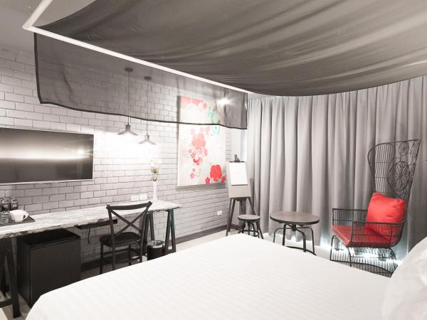 Art Mai Gallery Nimman Hotel Chiang Mai - SHA Plus : photo 3 de la chambre exclusive lanna romantic art gallery