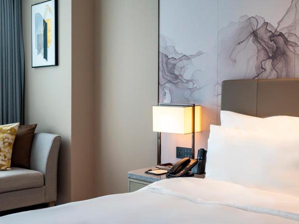 LN Dongfang Hotel Pazhou-Free Shuttle Buses and Registration Counter for Purchasing Agents during the Canton Fair : photo 2 de la chambre chambre lit king-size affaires