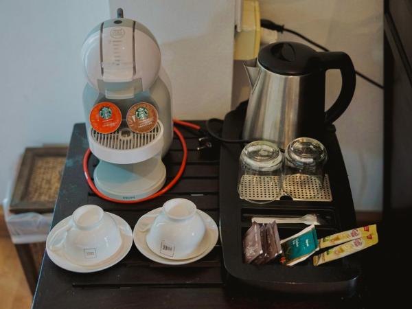 THEE Kashatharn by TH District : photo 7 de la chambre chambre familiale avec terrasse