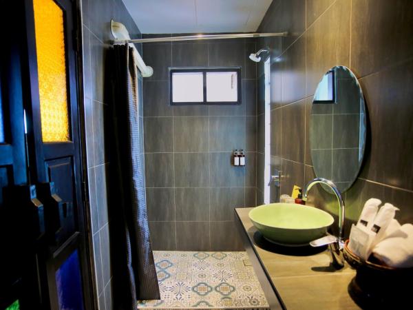 THEE Kashatharn by TH District : photo 3 de la chambre chambre familiale avec terrasse