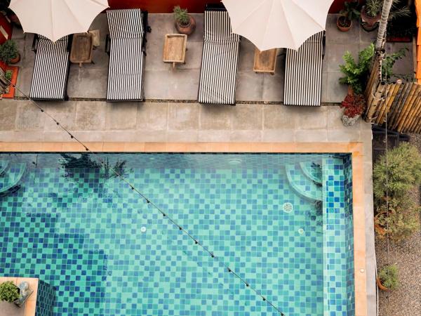 THEE Kashatharn by TH District : photo 5 de la chambre chambre familiale avec terrasse