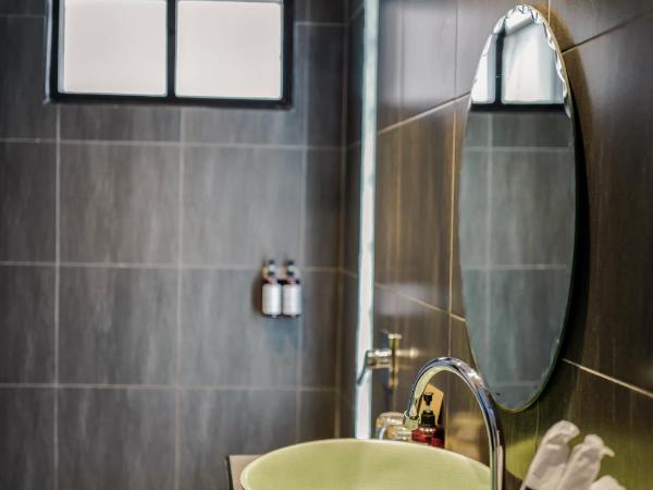 THEE Kashatharn by TH District : photo 9 de la chambre chambre familiale avec terrasse