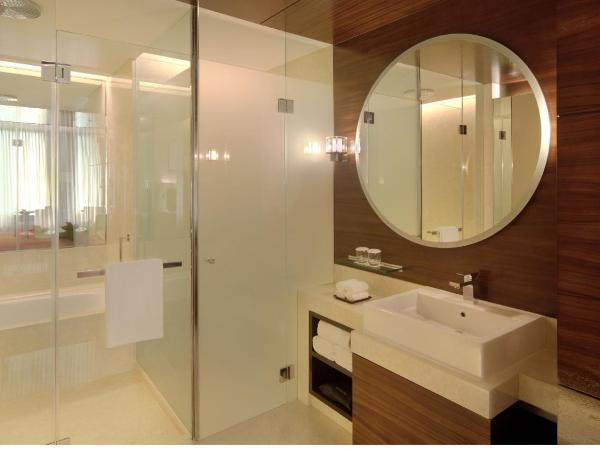 JW Marriott Pune : photo 3 de la chambre soho suite king bed with mountain view and balcony