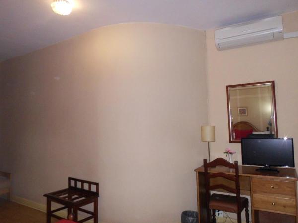 Hotel Larbelo : photo 3 de la chambre chambre double budget avec skylight