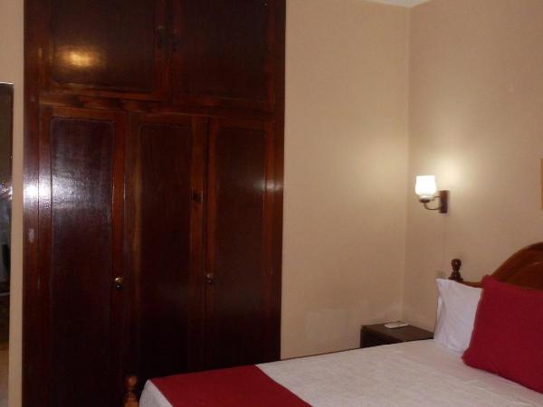 Hotel Larbelo : photo 5 de la chambre chambre double budget avec skylight