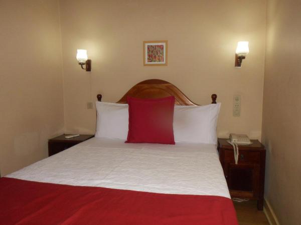 Hotel Larbelo : photo 1 de la chambre chambre double budget avec skylight