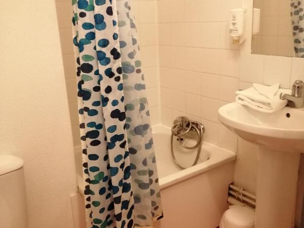 Hôtel et Résidence Les Lauréades Clermont-Ferrand Centre Jaude : photo 3 de la chambre chambre familiale