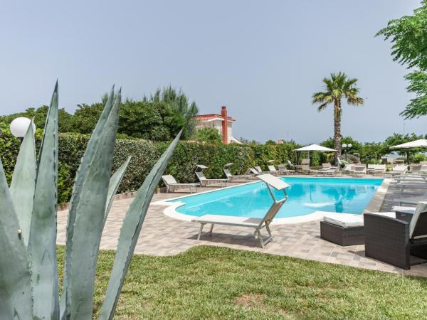 Pietramare Luxury Suites by Rentbeat : photo 5 de la chambre chambre lit queen-size avec baignoire spa