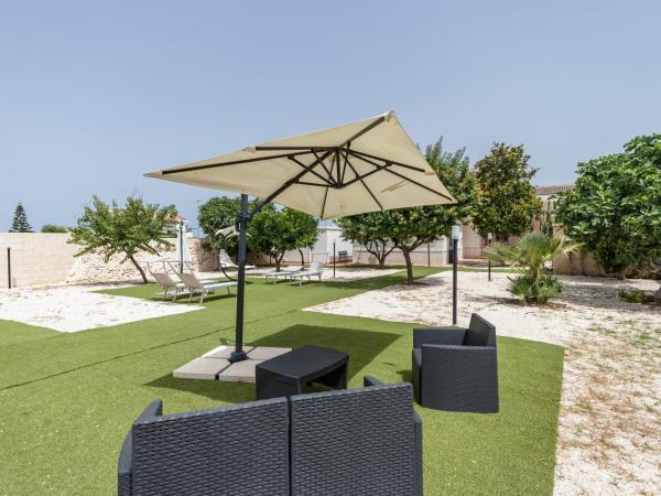 Pietramare Luxury Suites by Rentbeat : photo 6 de la chambre chambre lit queen-size avec baignoire spa