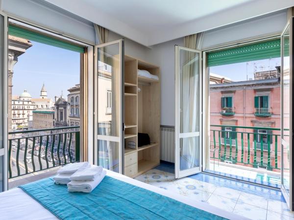 Napolit'amo Hotel Medina : photo 4 de la chambre chambre double ou lits jumeaux de luxe avec balcon et vue sur la ville