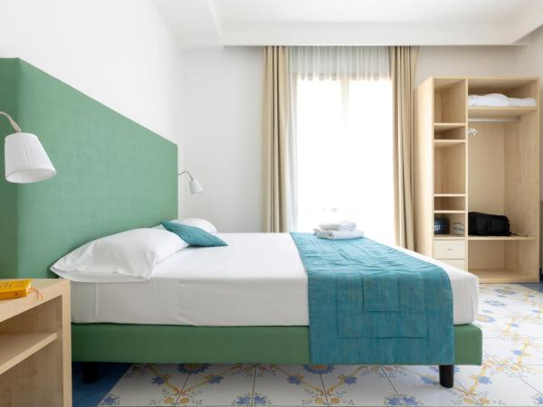 Napolit'amo Hotel Medina : photo 6 de la chambre chambre double ou lits jumeaux - vue sur ville