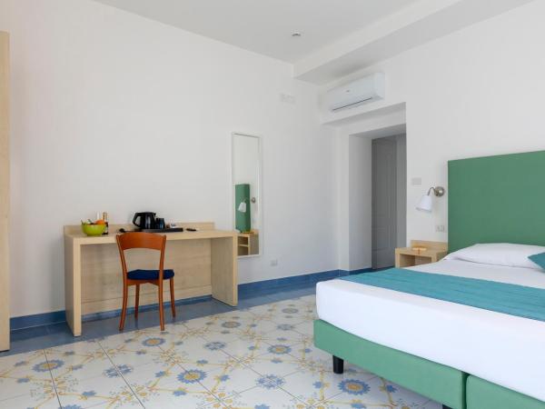 Napolit'amo Hotel Medina : photo 2 de la chambre chambre double ou lits jumeaux de luxe avec balcon et vue sur la ville