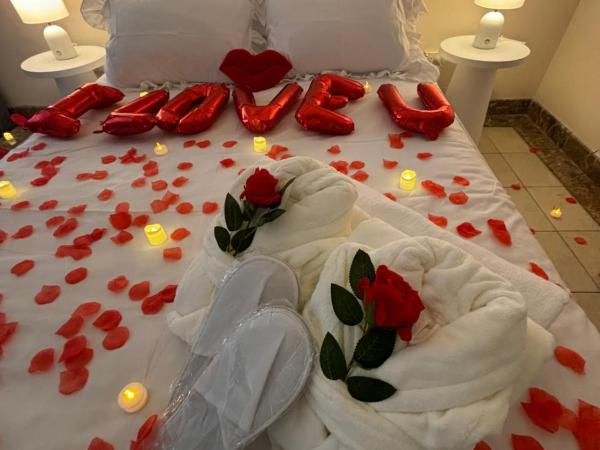 The Red Rose Retreat : photo 1 de la chambre chambre lit queen-size avec baignoire spa