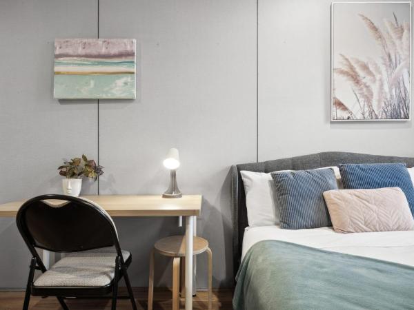 Standard Triple Room - Luxe Spot - Next to Central - Shared Bathroom : photo 2 de la chambre chambre triple avec salle de bains commune