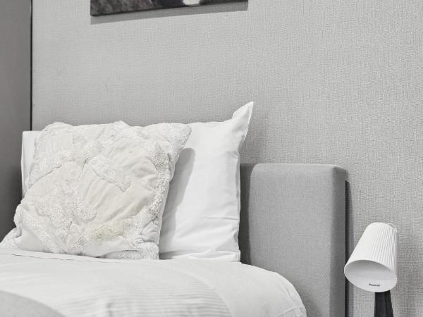 Standard Triple Room - Luxe Spot - Next to Central - Shared Bathroom : photo 5 de la chambre chambre triple avec salle de bains commune