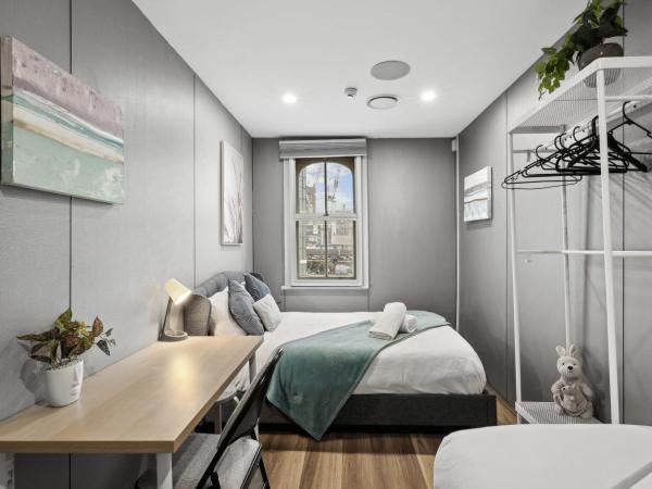 Standard Triple Room - Luxe Spot - Next to Central - Shared Bathroom : photo 6 de la chambre chambre triple avec salle de bains commune