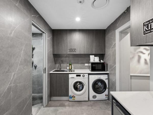 Standard Triple Room - Luxe Spot - Next to Central - Shared Bathroom : photo 8 de la chambre chambre triple avec salle de bains commune